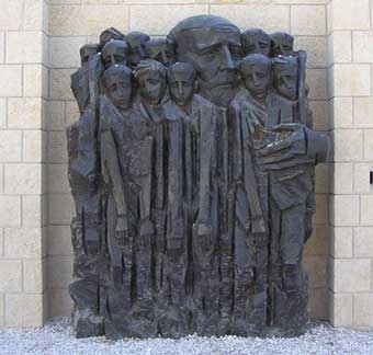 Памятник: Януш Корчак и дети