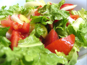 Салат из овощей с листьями салата